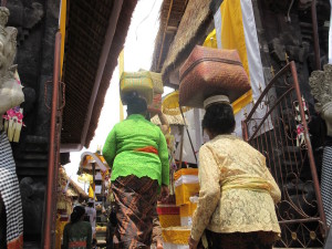 Women carrying offerings into the temple.