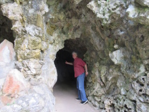 Sintra.05.DaveGoingIntoCave.